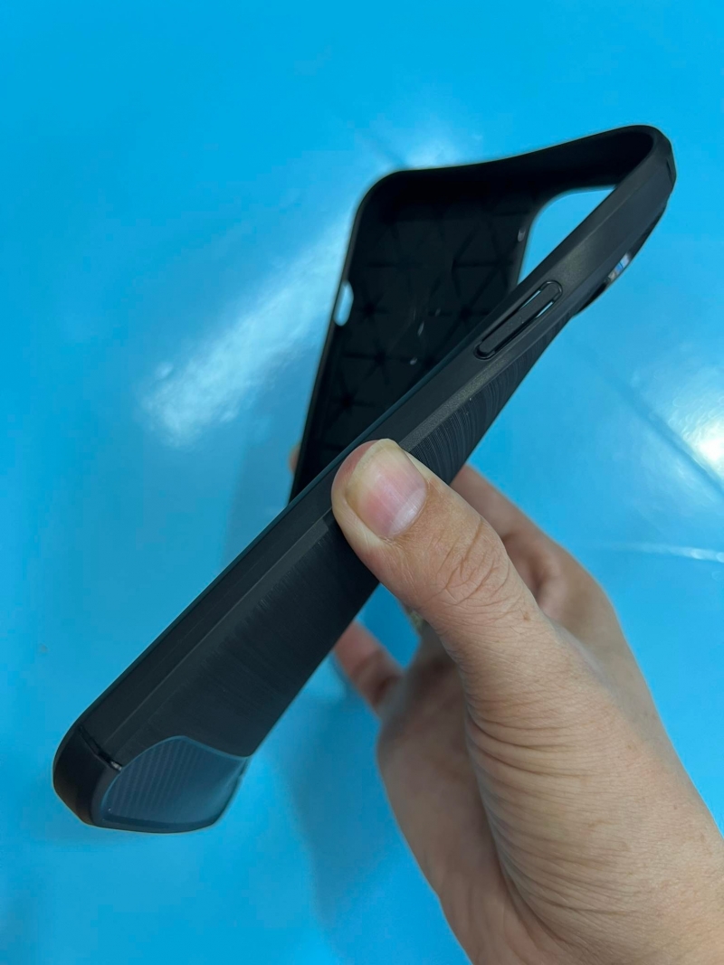 Ốp Lưng iPhone 14 Plus Chống Sốc Vân Carbon Cao Cấp Hiệu Likgus được làm bằng chất liệu TPU mền giúp bạn bảo vệ toàn diện mọi góc cạnh của máy rất tốt lớp nhựa này khá mỏng bên ngoài kết hợp thêm bên trên và dưới dạng carbon rất sang